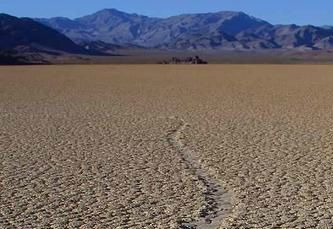Una de la piedras con su huella reptante impresa en el suelo del Dead Valey