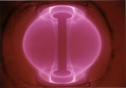 Plasma en 15 millones de grados dentro de un Tokamak esférico (Para evitar que las partículas del plasma, choquen contra los extremos del reactor, científicos rusos inventaron el reactor «Tokamak». ... Un Tokamak es un reactor termonuclear por confinamiento magnético, que tiene forma de cámara toroidal o cilindro anular toroide, algo parecido a una rosquilla sin extremos).