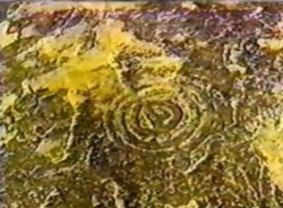 Petroglifos en el lecho de un río seco.