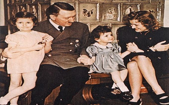 Hitler y Eva Braun con sus supuestas hijas