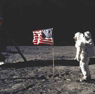 Neil Armostrong haciendo los honores a su bandera
