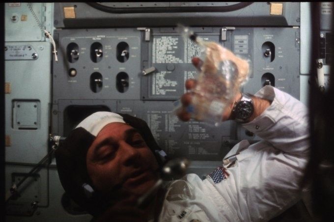El astronauta Leonov dentro de la nave de mando