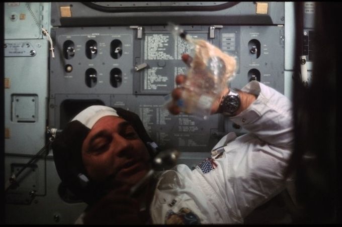 El astronauta Leonov dentro de la nave de mando