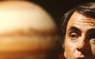 Carl Sagan explicando un capitulo de Cosmos