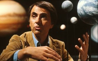 Carl Sagan explicando un capitulo de Cosmos