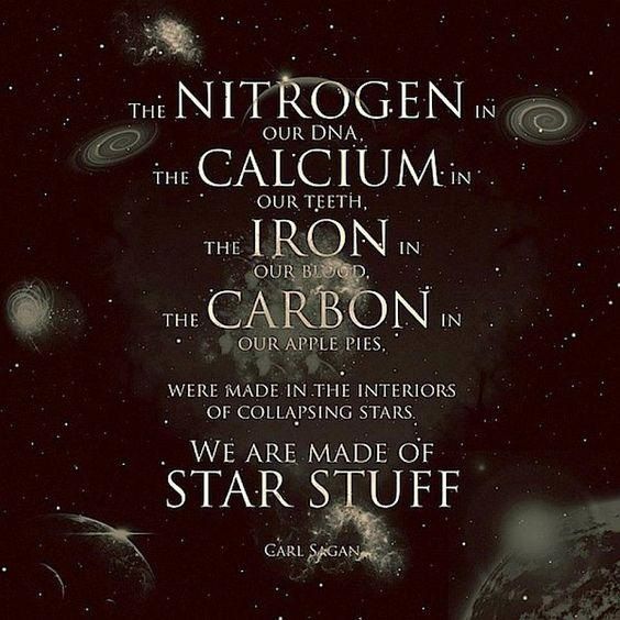 El Nitrógeno en nuestro ADN, 
El Calcio en nuestros dientes, 
El Hierro en nuestra sangre, 
El Carbón en nuestros pays de manzana  
Fueron hechos en el interior de estrellas colapsadas,
Estamos hechos de polvo de estrellas