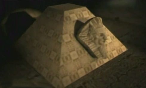 La cabeza de una esfinge acoplada a la pirámide subterránea