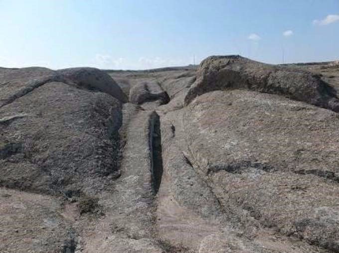 Surcos de la rueda en piedra, en el Valle Frigio, Turquía. (Cortesía del Dr. Alexander Koltypin)