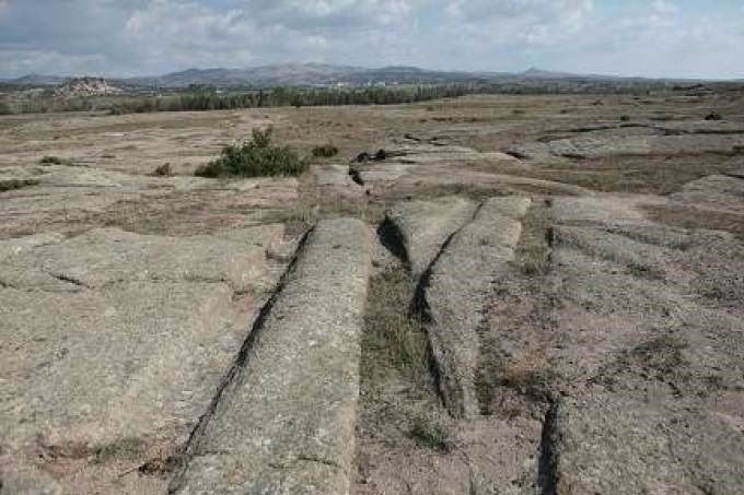 Surcos de la rueda en piedra, en el Valle Frigio, Turquía. (Cortesía del Dr. Alexander Koltypin)