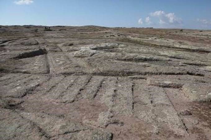 Impresiones petrificadas en el Valle Frigio, Turquía, que el Dr. Alexander Koltypin dijo probablemente quedaron como estaciones de carga puestos allí por la misma civilización que condujo sobre esa área en vehículos que marcaron con los surcos aún visible hoy. (Cortesía Dr. Alexander Koltypin)