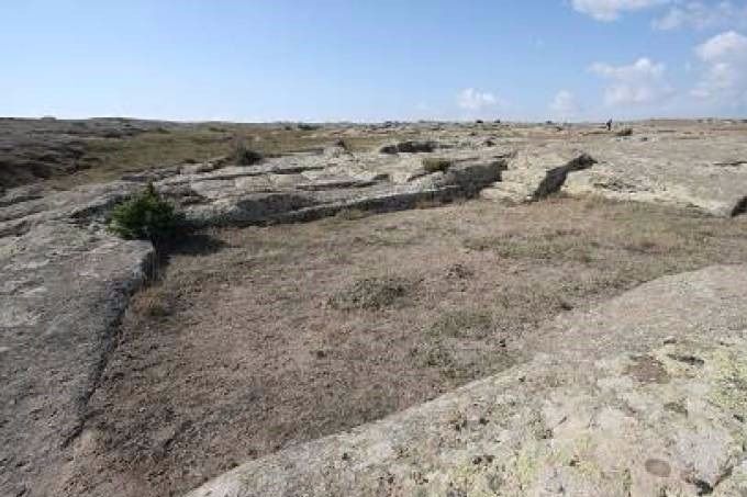 La impresión petrificada dejada por un antiguo edificio en medio de los surcos de la rueda en el Valle Frigio, Turquía. (Cortesía del Dr. Alexander Koltypin)