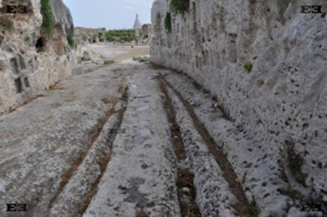 Las huellas de carro en Sicilia en el gran teatro de Siracusa (anfiteatro griego) parece implicar con pruebas muy sólidas de que fueron creados por el hombre, carros romanos o griegos que hicieron su camino en y fuera del anfiteatro de piedra caliza.