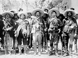 Villa (en el centro) con sus compañeros de armas