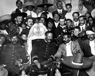 Pancho Villa y Emiliano Zapata en el Palacio Presidencial (1914)