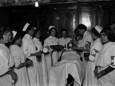 Enfermeras de La Cruz Blanca en el quirófano