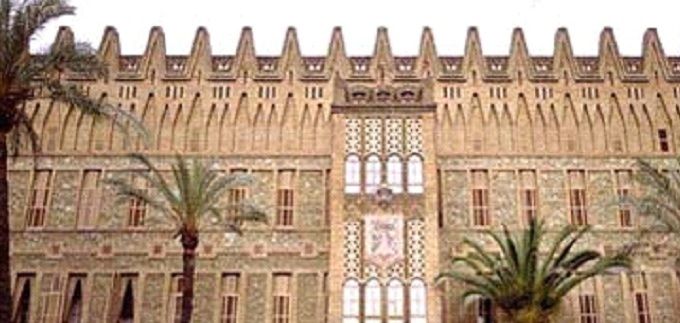 Colegio de las Teresianas. Fachada principal y detalle de la entrada