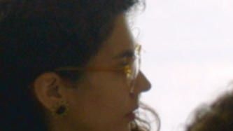Eliana Keller de espaldas en una entrevista por investigadores que rastrean los pasos de Hitler por Sudamérica