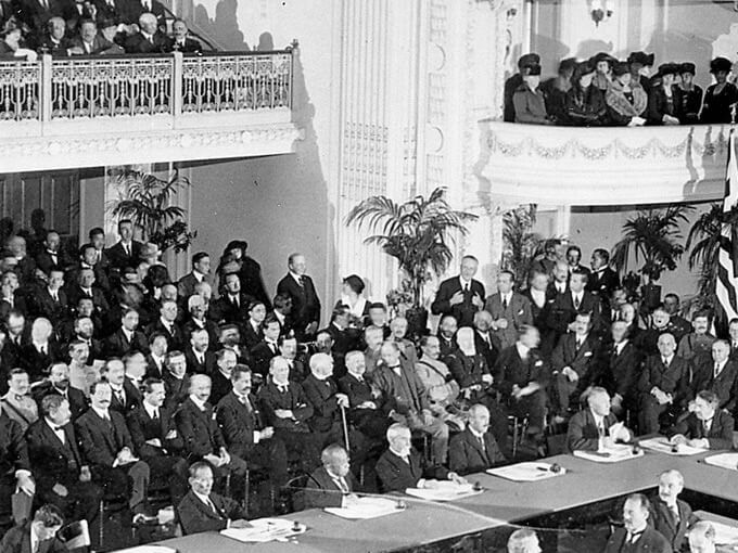 Ceremonia de la firma del Tratado de Versalles en 1919