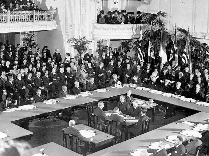 Ceremonia de la firma del Tratado de Versalles en 1919
