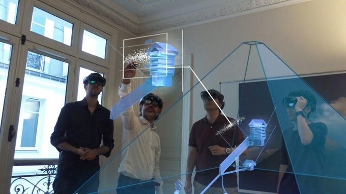 Miembros del equipo exploran la bóveda usando realidad aumentada. Imagen: ScanPyramids mission