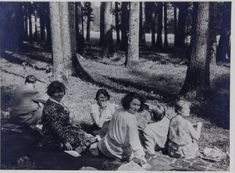Geli en la mitad en un día de campo,
a la izquierda, de espaldas Hitler
