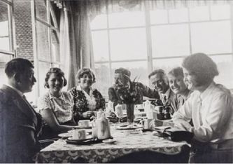 Hitler a su lado a la izquierda Geli Raubal, 1930