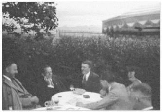 Adolf Hitler, Joseph Goebbels, Geli Raubal y Julius Schaub en un picnic