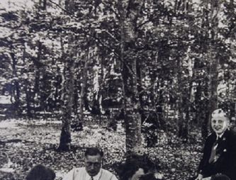 Hitler en 1930 con su círculo íntimo. Entre los que le rodean son Erna Hoffmann, Brueckner, Heinie Hoffmann, Jr, Wilma y Julius Schaub, Schreck y Geli Raubal
(vestido de blanco, junto a Hitler y ligeramente detrás de él).
