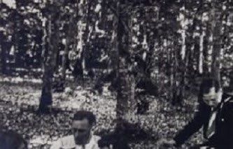 Hitler con una botella de Fachinger en su mano izquierda y ligeramente detrás Geli