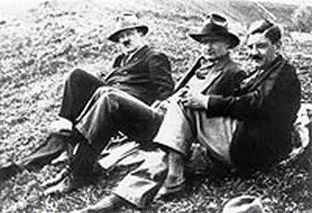 Hitler con su «querido discípulo» Rudolf Hess (en el centro) y con Julius Schreck, otro destacado nazi, en 1932