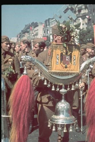 Fotografía del estandarte de la Legión Cóndor durante la parada militar de la victoria en Alemania.