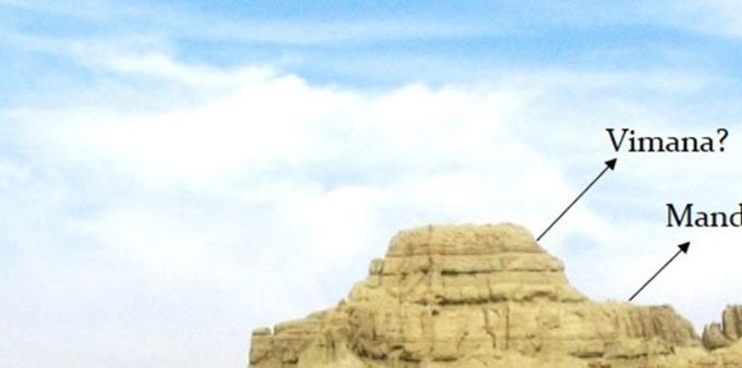 La esfinge de Beluchistán se sienta delante de una templo-como la estructura. Fuente: www.pakistanpaedia.com