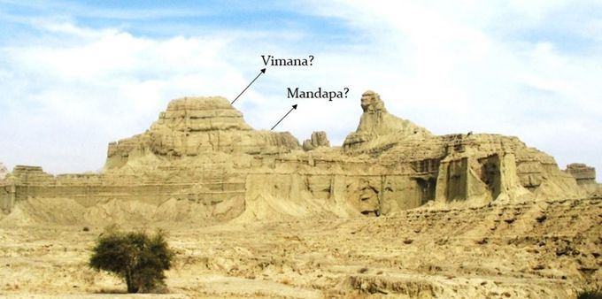 La esfinge de Beluchistán se sienta delante de una templo-como la estructura. Fuente: www.pakistanpaedia.com