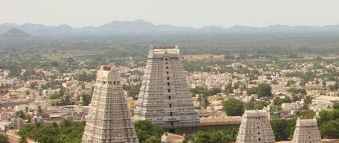 El templo de Arunachaleshwar en Tamil Nadu, la India, tiene cuatro gopurams es decir entrada de Torres, en las direcciones cardinales. El complejo del templo alberga numerosos santuarios. © Adam Jones CC BY-SA 3.0.