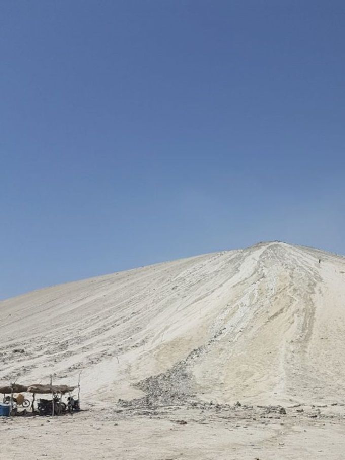 Vista de Chandragup I volcán de lodo, Beluchistán, desde la base. 
© Ahsan Mansoor Khan CC BY-SA 4.0.