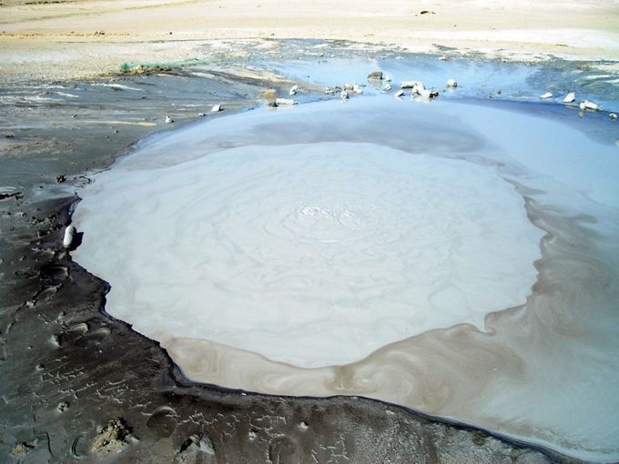 Cráter de un volcán de barro Hangol. CC BY-SA 3.0.