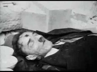 Hitler muerto, nótese lo demacrado y delgado que aparece, no parece ser él