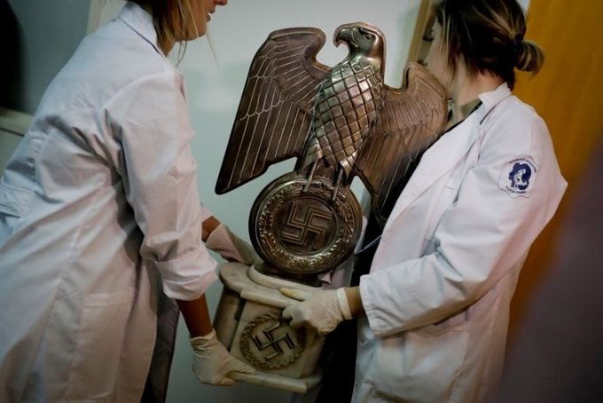 Miembros de la Policía Federal de Argentina trasladan la estatua de un águila. Foto: AP Photo / Natacha Pisarenko