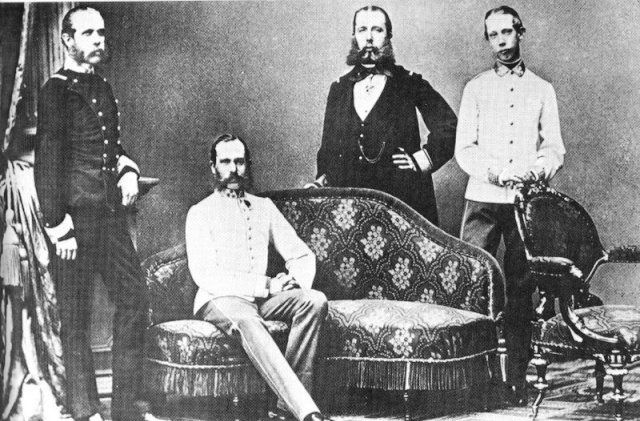Francisco José sentado en el sillón,  Carlos Luis que murió de tifus a la izquierda de la foto y Maximiliano de pie el segundo hermano del Emperador de pie al centro de la foto y a la derecha de la misma Luis Victor, el menor de los hermanos