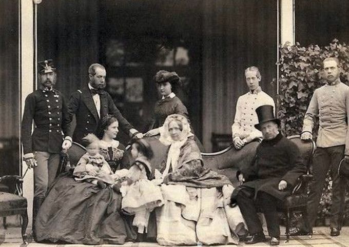 La familia de los Austrias con la Archiduquesa Sofía al centro de la foto, a la izquierda de la misma la Princesa Isabel (Sisi), prima hermana de Francisco José y también su esposa.