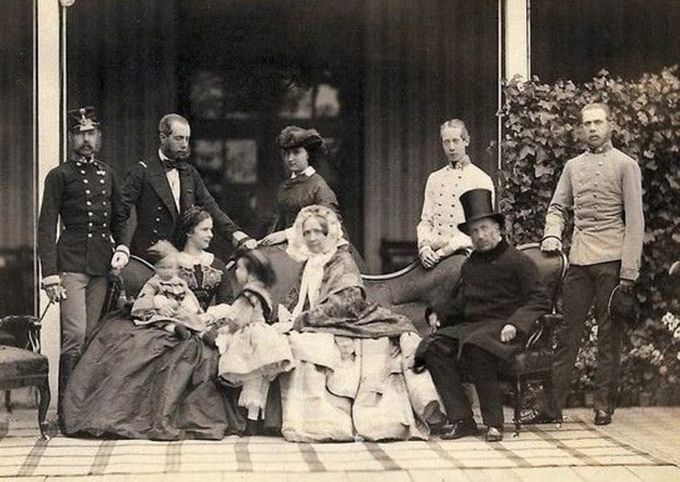 La familia de los Austrias con la Archiduquesa Sofía al centro de la foto, a la izquierda de la misma la Princesa Isabel (Sisi), prima hermana de Francisco José y también su esposa.