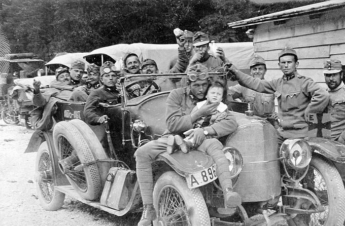 Soldados prusianos sostienen a un bebé en la Primera Guerra Mundial (Wikimedia Commons).
