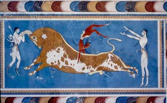  
Las pinturas murales que decoran el Palacio de Knossos o Cnosos en Creta. Los toreros o acróbatas saltan sobre la testuz del toro sujetándole por los cuernos: es el rito del salto del toro.
