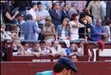 ARENEROS. Limpiando la arena después de una lidia