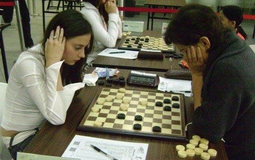 Tablero de damas para competencias internacionales. Las “damas polacas” o “damas internacionales” es una de las variantes más extendidas a nivel mundial. Hay otras dos variantes casi idénticas, que tan sólo se diferencian por el tamaño del tablero: las Damas Brasileñas y las Damas Canadienses.