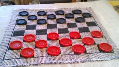 La opinión generalizada es que las damas surgieron de jugar en un tablero de ajedrez el juego del alquerque. Tanto las damas como el alquerque tenían doce piezas por jugador. No existe consenso en el lugar de origen, aunque generalmente se sitúa entre España y Francia hacia el año 1000.
