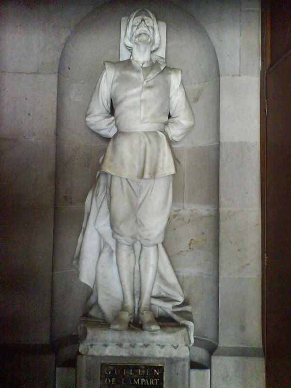 Escultura de Guillen Lombardo, en la Columna de la Independencia