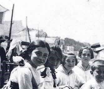 (Foto: Remedios Varo con sus primas en la playa de San Sebastián 1918)