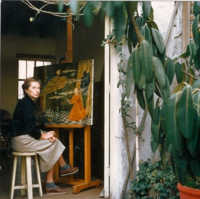 (Foto: Remedios Varo junto a la obra Retrato de los niños Villaseñor – 1956)