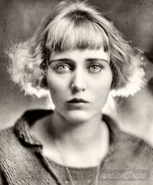María del Carmen Mondragón Valseca (8 de julio de 1893 – 23 de enero de 1978)
